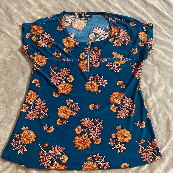 Floral pattern top - Picture 1 of 2